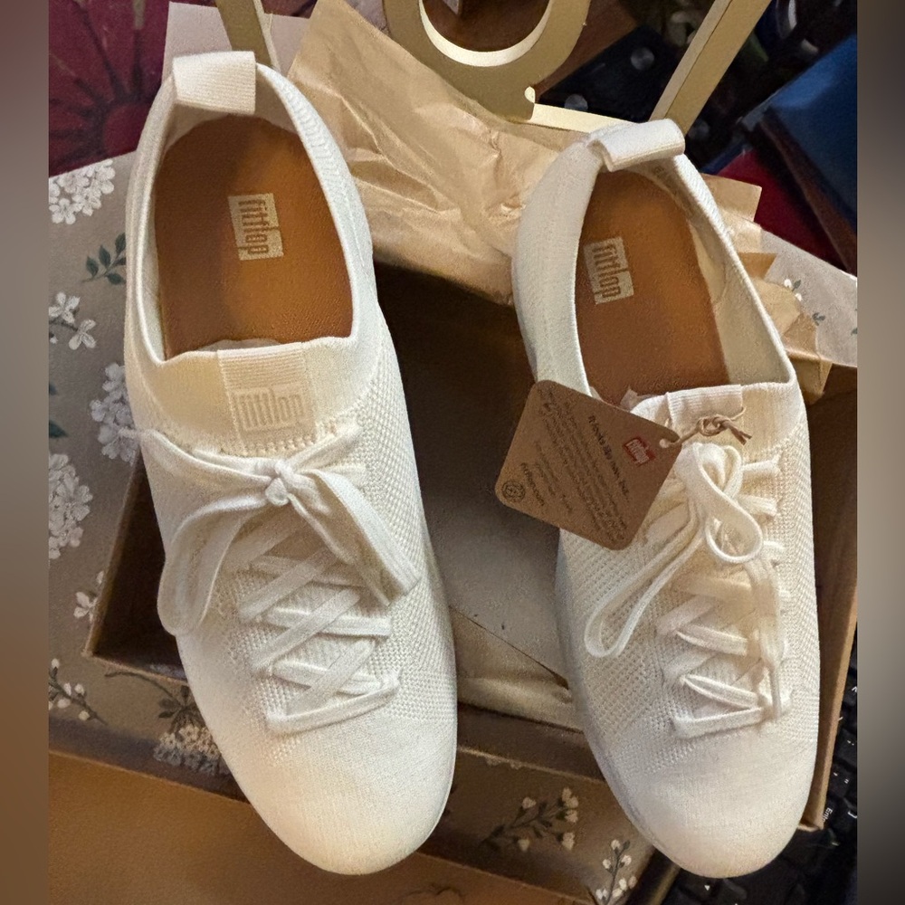 Fit flops Cream Sneakers. NIB size 10 medium.